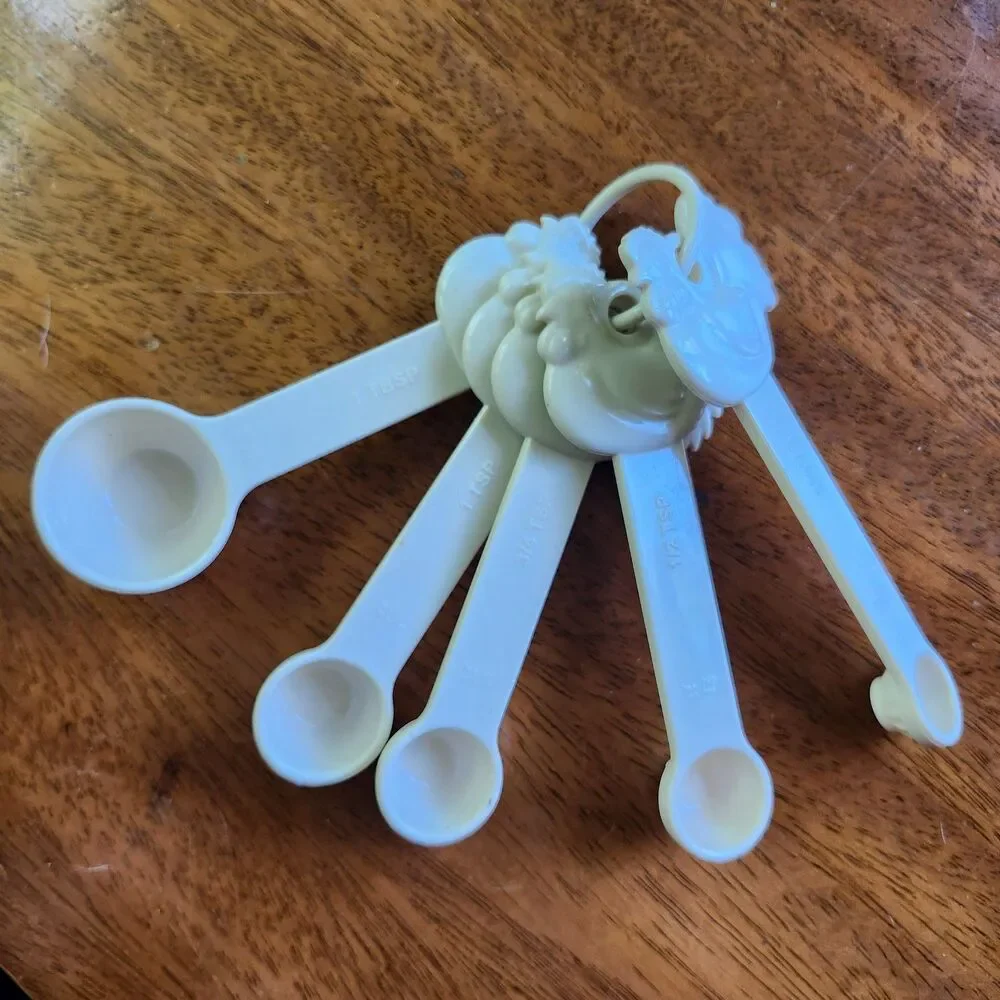 Vintage Rooster Chicken Measuring Spoons Set 5 pc Cream Plastic 1/4 tsp to 1
